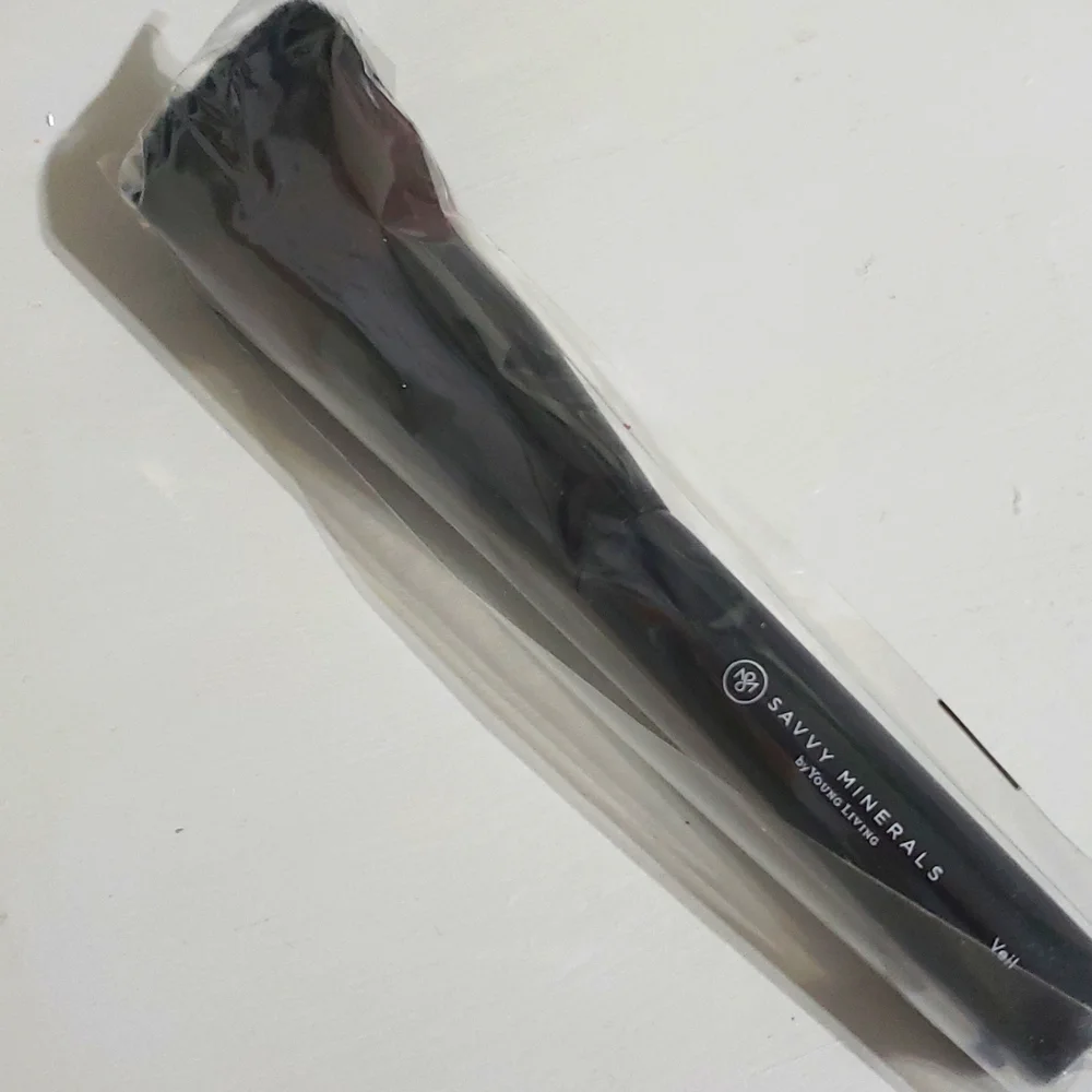 Savvy Minerals YL veil brush NWT